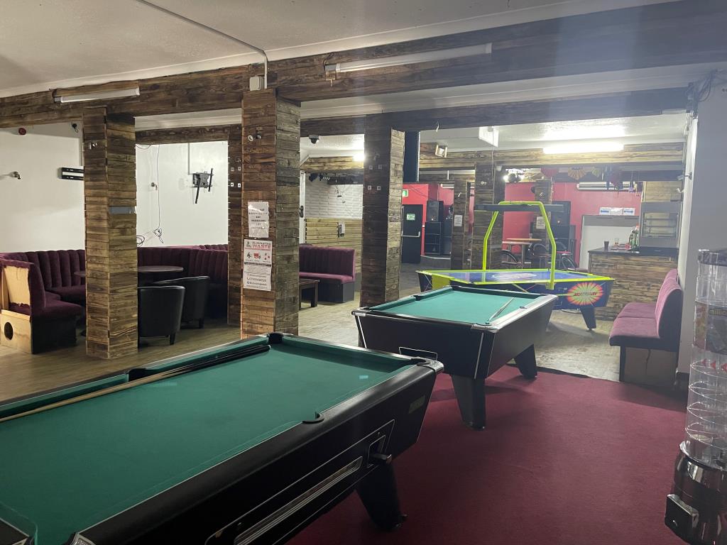 Lot: 90 - SUBSTANTIAL PROPERTY WITH POTENTIAL IN TOWN CENTRE LOCATION -